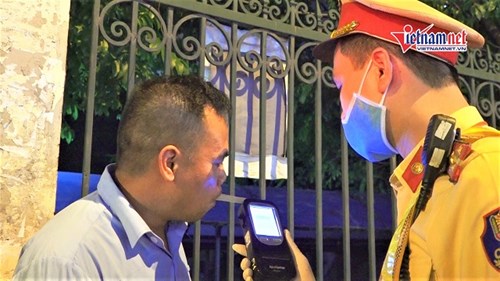 Tài xế nhậu say cố thủ trên xe, quyết không cho đo nồng độ cồn