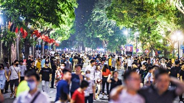 Phố đi bộ Hồ Gươm mở cửa trở lại, nhiều người bị nhắc vì 'quên' khẩu trang