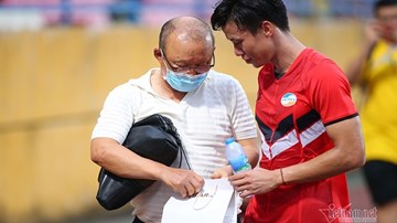 Quế Ngọc Hải bất ngờ nhận món quà từ thầy Park