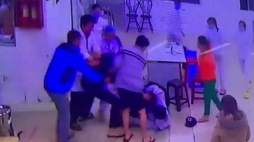 Nữ điều dưỡng cùng bảo vệ bị người nhà bệnh nhân đấm túi bụi