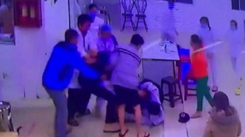 Nữ điều dưỡng cùng bảo vệ bị người nhà bệnh nhân đấm túi bụi