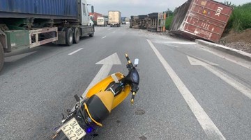 Container bị lật sau cú đánh lái tránh xe máy sang đường ẩu