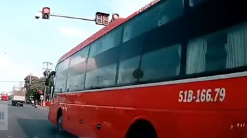 Xe khách vượt đèn đỏ va chạm với xe máy, hành động sau đó gây bất bình