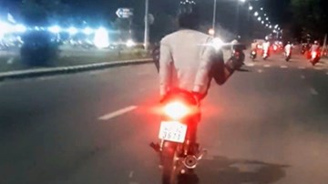 Thanh niên lái xe máy bằng 2 chân nghênh ngang ở Đà Nẵng