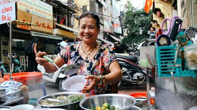 Quán ốc Bà câm: Hút khách 30 năm dù chủ và phục vụ đều không thể nói