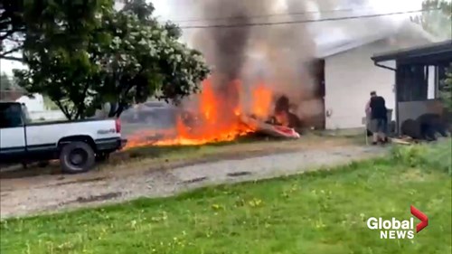 Máy bay quân sự Canada rơi thẳng xuống nhà dân