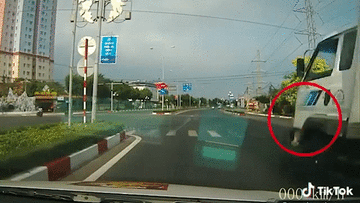 Tài xế xe tải đánh lái thần kỳ, cứu sống 2 thanh niên vượt đèn đỏ
