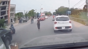 2 nữ 'ninja' hạ gục người đi bộ lững thững giữa đường