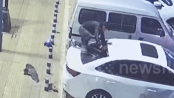 Người đàn ông say xỉn, đập vỡ kính xe ôtô để tìm chỗ ngủ