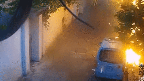 Ôtô bốc cháy dữ dội vì trò nghịch ngợm của trẻ con