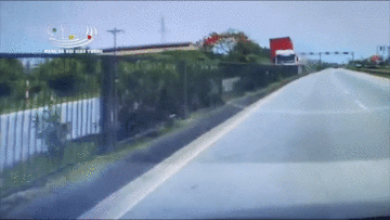 Container nổ lốp, cày nát dải phân cách rồi lật giữa đường