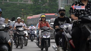 Bật đèn xe máy giữa trời nắng nóng, phản ứng mọi người thế nào?