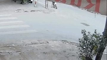 Hai cô gái đi xe điện và tình huống ngẫu hứng ‘hạ gục’ thanh niên đi xe máy
