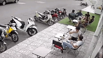 Kính từ tầng cao chung cư bất ngờ rơi trúng đầu nhóm người đang uống cà phê