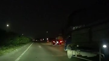Xế hộp bất ngờ dừng đột ngột trên cao tốc suýt gây tai nạn liên hoàn