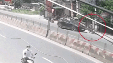 Tránh xe ô tô đi ngược chiều, xe máy lộn nhiều vòng trên không trung