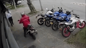 Thanh niên đi xe phân khối lớn và màn cướp nhanh hơn phim hành động