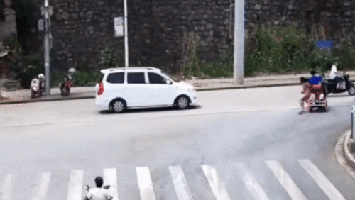 Ngồi vắt chéo chân sau xe, cô gái bất ngờ gặp nạn