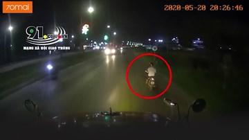 Tài xế container quyết 'dằn mặt' xe máy vượt ẩu trên đường