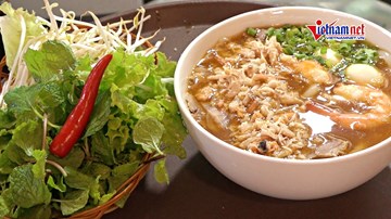 Bánh canh ghẹ bán vài trăm bát mỗi ngày, sợi bánh 'đi' máy bay ra HN