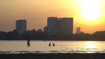 Bất chấp nguy hiểm, người Hà Nội đổ ra sông Hồng 'tắm giải nhiệt'