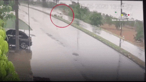 Xe bán tải cày nát giải phân cách, biến dạng sau cú va chạm mạnh