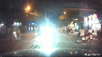 Nam thanh niên liên tục nháy đèn led ‘độ’, khiêu khích xe ngược chiều