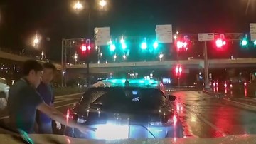 Ô tô trôi lùi nhưng tài xế xuống bắt đền xe sau vì có…camera