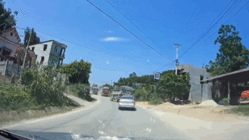 Đánh lái gấp để tránh xe container vượt ẩu, xe ben lật nghiêng