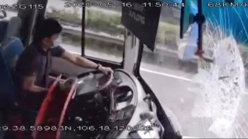 Khoảnh khắc thanh sắt rơi từ xe tải đâm xuyên kính chắn gió xe khách