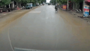 Cụ ông đi xe đạp bất ngờ ngã trước đầu xe tải
