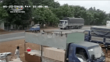 Xe ba gác lấn làn đâm trực diện xe tải, lái xe tử vong ngay tại chỗ