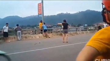 Cô gái trẻ đứng ngoài thành cầu, nam thanh niên có màn giải cứu đầy bất ngờ