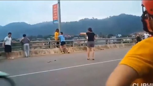 Cô gái trẻ đứng ngoài thành cầu, nam thanh niên có màn giải cứu đầy bất ngờ