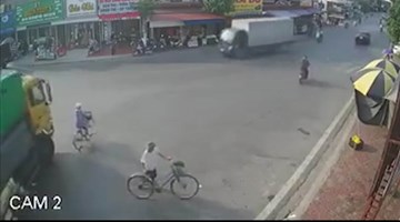 Tránh người sang đường, bé gái đi xe đạp rơi vào điểm mù xe tải