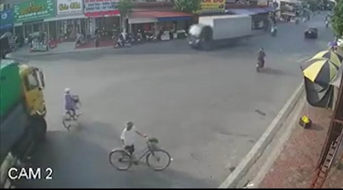 Tránh người sang đường, bé gái đi xe đạp rơi vào điểm mù xe tải