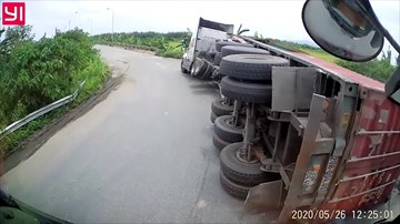 Ôm cua tốc độ cao khi lên cầu vượt, xe container lật giữa đường