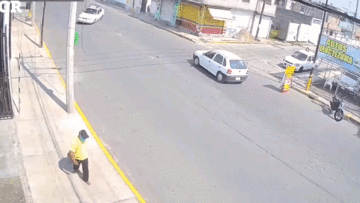 Lao thẳng cột điện, xe taxi gần như gãy làm đôi