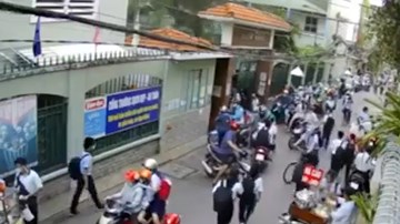 Khoảnh khắc cây bật gốc khiến 13 học sinh thương vong ở TP. Hồ Chí Minh