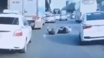 Người đàn ông bất ngờ lăn lông lốc giữa đường để ăn vạ