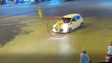 Tài xế lao xe hất CSGT lên nắp capô rồi bỏ chạy 3 km