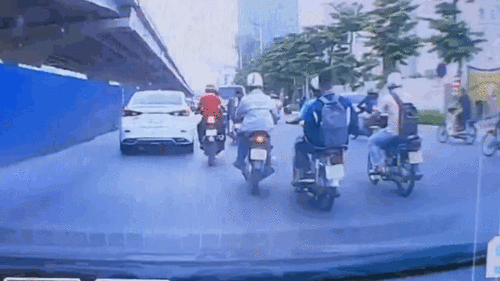 Dù bị tạt đầu ngã xe, cô gái vẫn cúi đầu xin lỗi ô tô phía sau