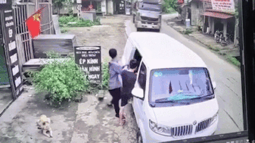 Xe ben bất ngờ ‘drift’ khiến 3 thanh niên cuống cuồng bỏ chạy