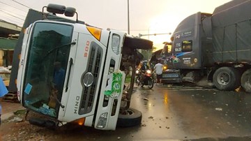 Xe container tông lật xe tải, quốc lộ 1 ùn tắc gần 10km