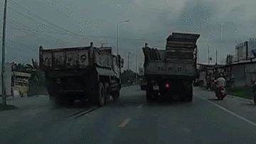 Xe ben vượt ẩu va chạm xe tải, người đi xe máy suýt gặp họa