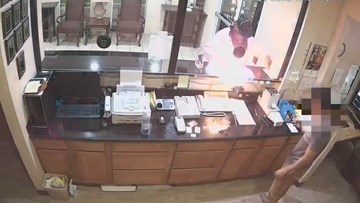 Tên cướp phun cả chai cồn lên nhân viên lễ tân để yêu cầu đưa tiền