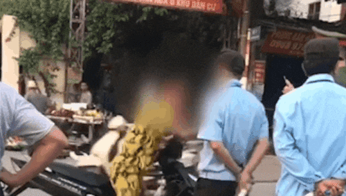 Bị dừng xe kiểm tra, cô gái đầu trần lao vào đánh công an