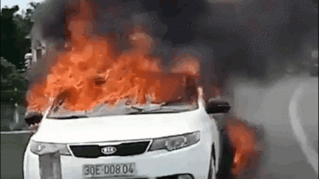 Ô tô bốc cháy giữa đường, tài xế muốn lấy giấy tờ nhưng bất lực