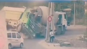 Xe tải trượt dài va xe bồn, húc đổ cột điện đè trúng người đi bộ