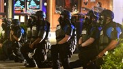 Trong bạo loạn, cảnh sát Mỹ đồng loạt quỳ gối cùng người biểu tình